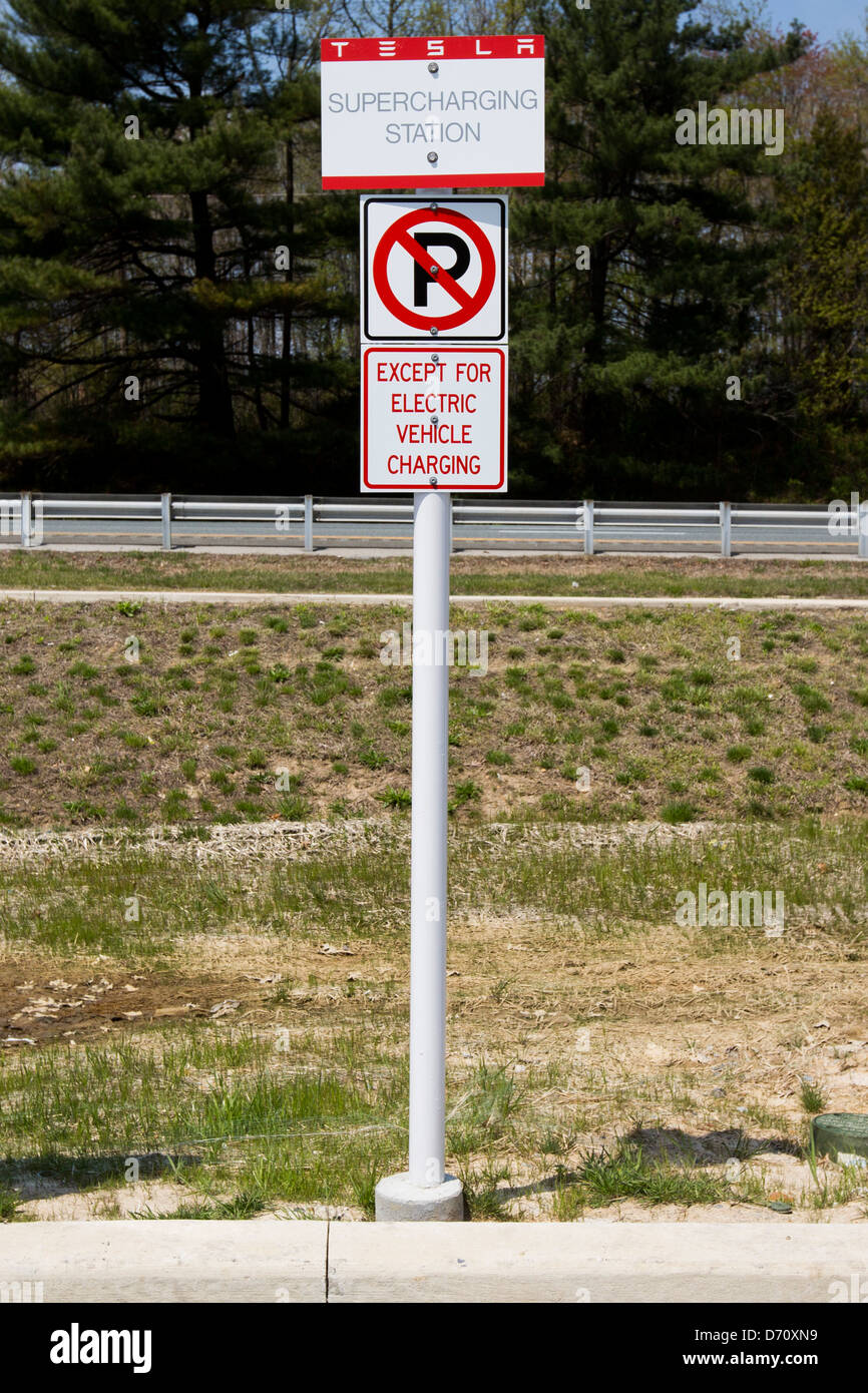 Un véhicule électrique Tesla suralimenter le long de l'autoroute 95, dans la station de Delaware. Banque D'Images