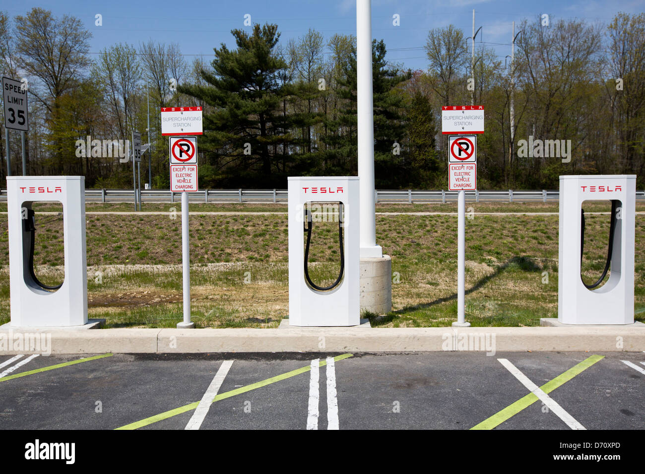 Un véhicule électrique Tesla suralimenter le long de l'autoroute 95, dans la station de Delaware. Banque D'Images