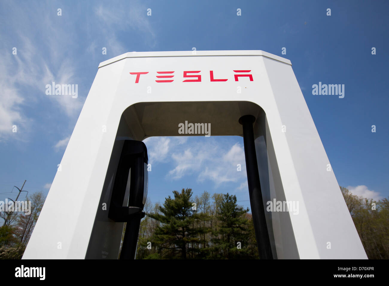 Un véhicule électrique Tesla suralimenter le long de l'autoroute 95, dans la station de Delaware. Banque D'Images
