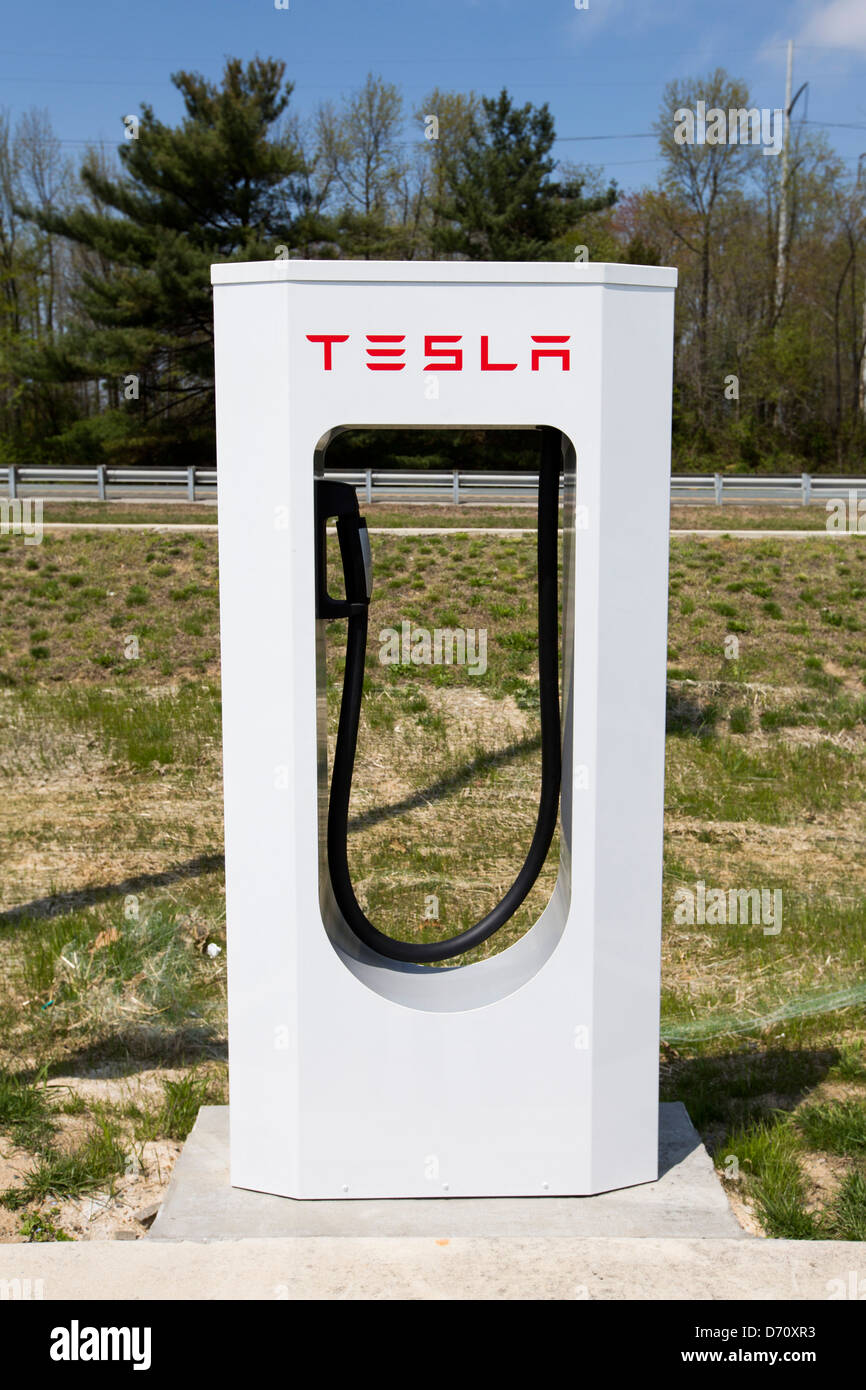 Un véhicule électrique Tesla suralimenter le long de l'autoroute 95, dans la station de Delaware. Banque D'Images