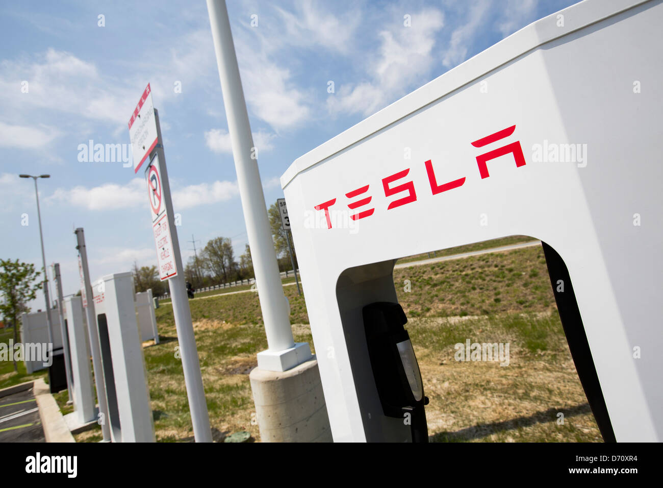 Un véhicule électrique Tesla suralimenter le long de l'autoroute 95, dans la station de Delaware. Banque D'Images