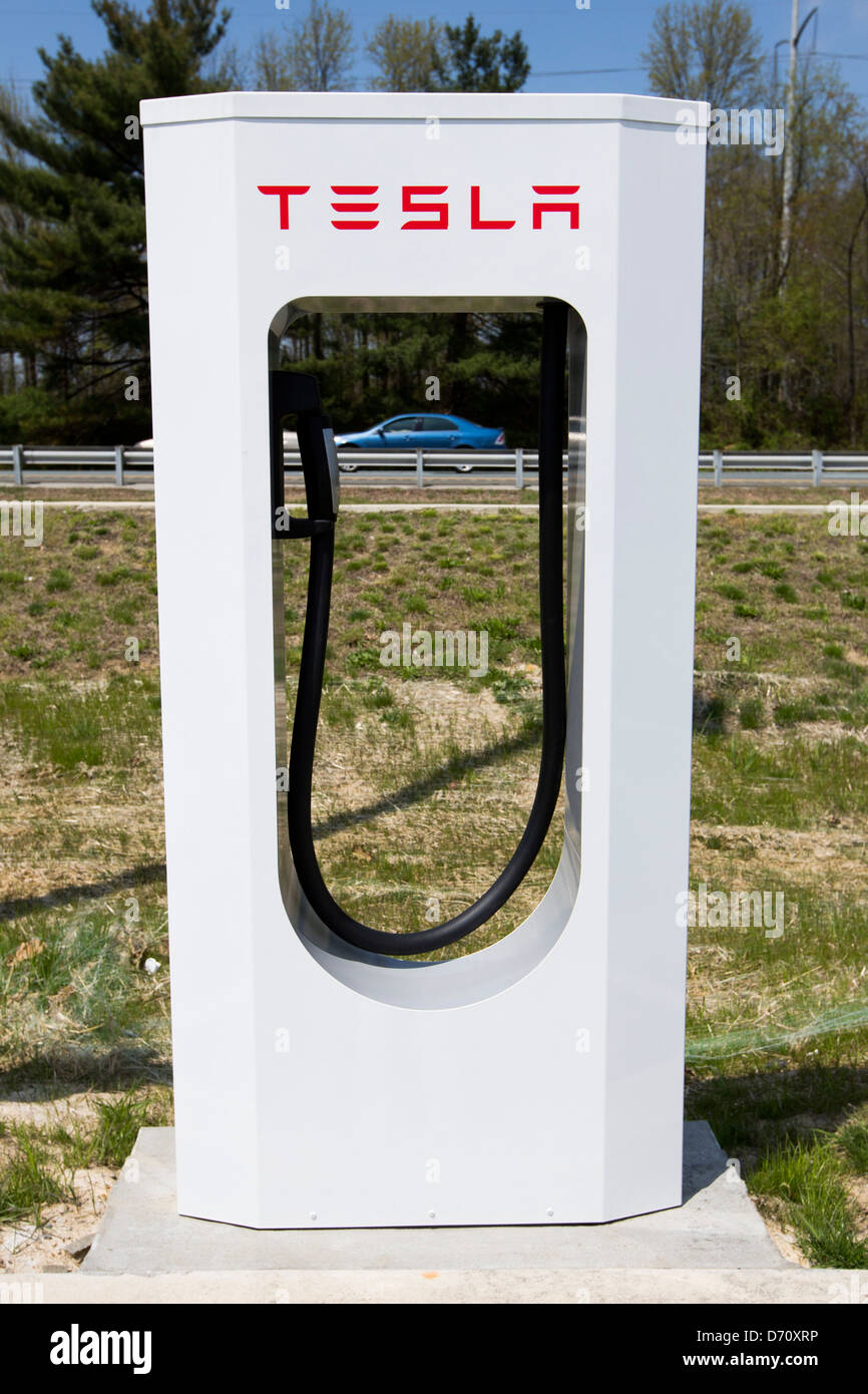 Un véhicule électrique Tesla suralimenter le long de l'autoroute 95, dans la station de Delaware. Banque D'Images