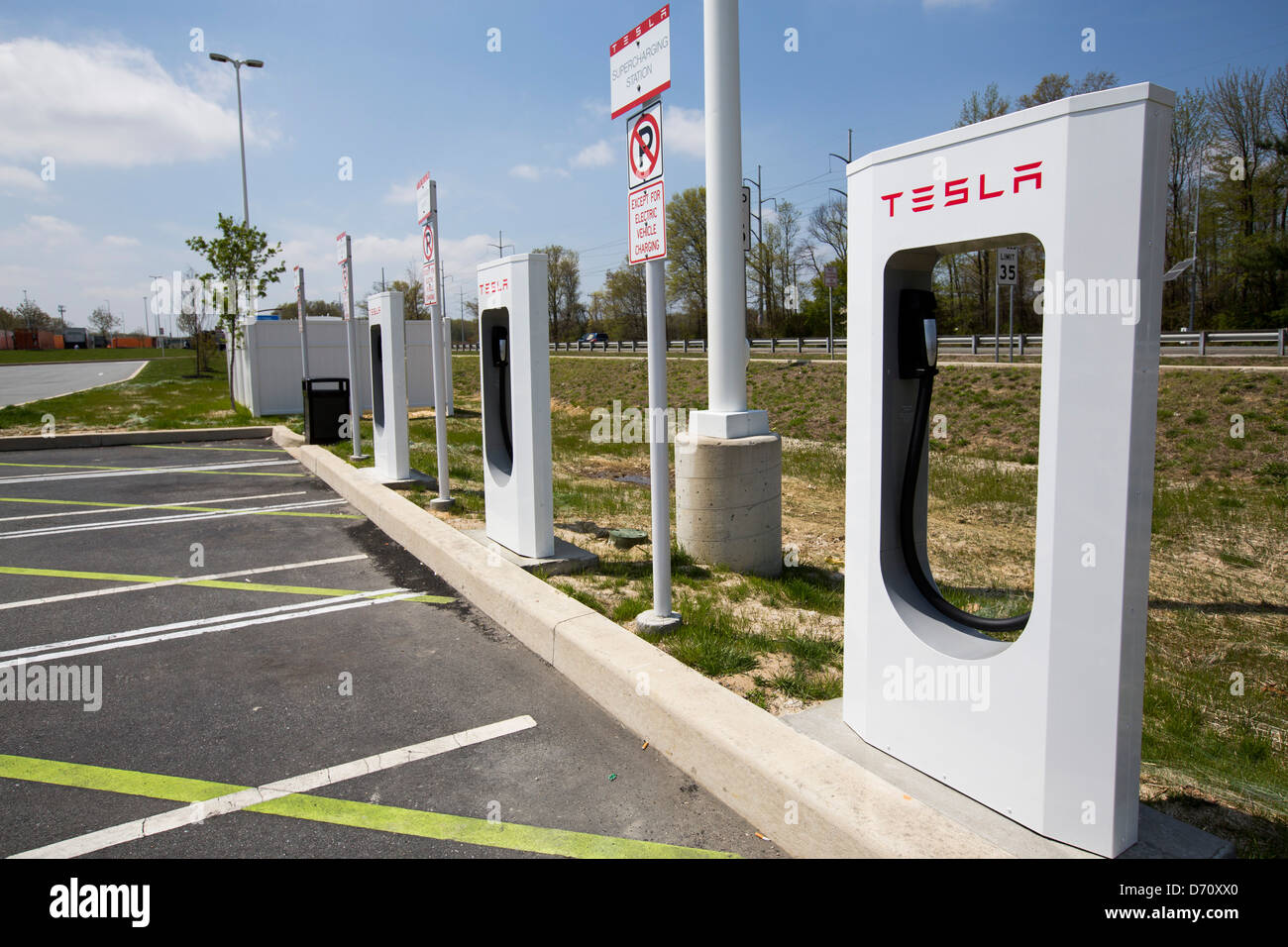 Un véhicule électrique Tesla suralimenter le long de l'autoroute 95, dans la station de Delaware. Banque D'Images