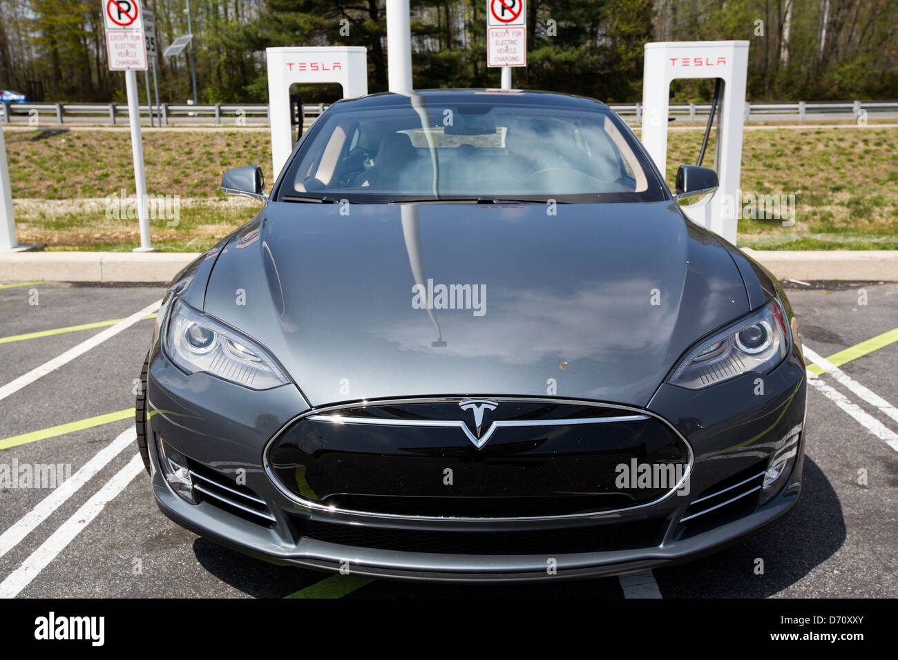 Une voiture électrique Tesla Model S suralimenter le long de la station de l'autoroute 95, dans le Delaware. Banque D'Images