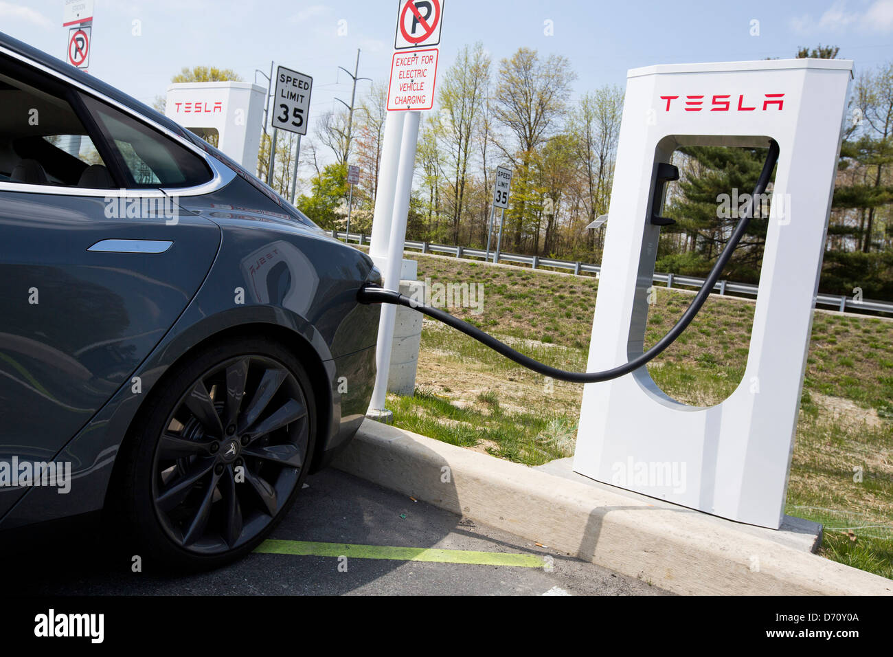 Une voiture électrique Tesla Model S suralimenter le long de la station de l'autoroute 95, dans le Delaware. Banque D'Images