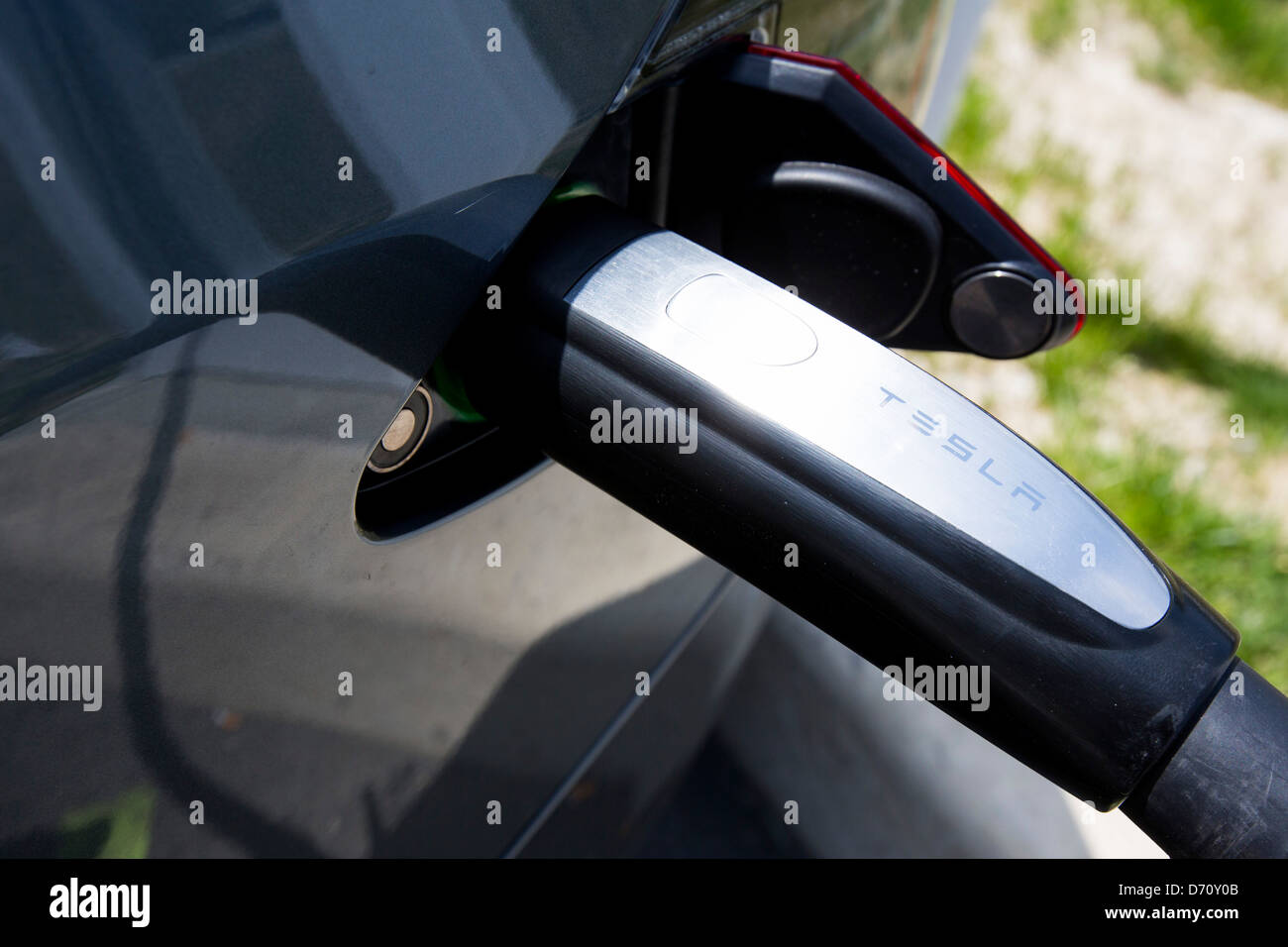 Une voiture électrique Tesla Model S suralimenter le long de la station de l'autoroute 95, dans le Delaware. Banque D'Images
