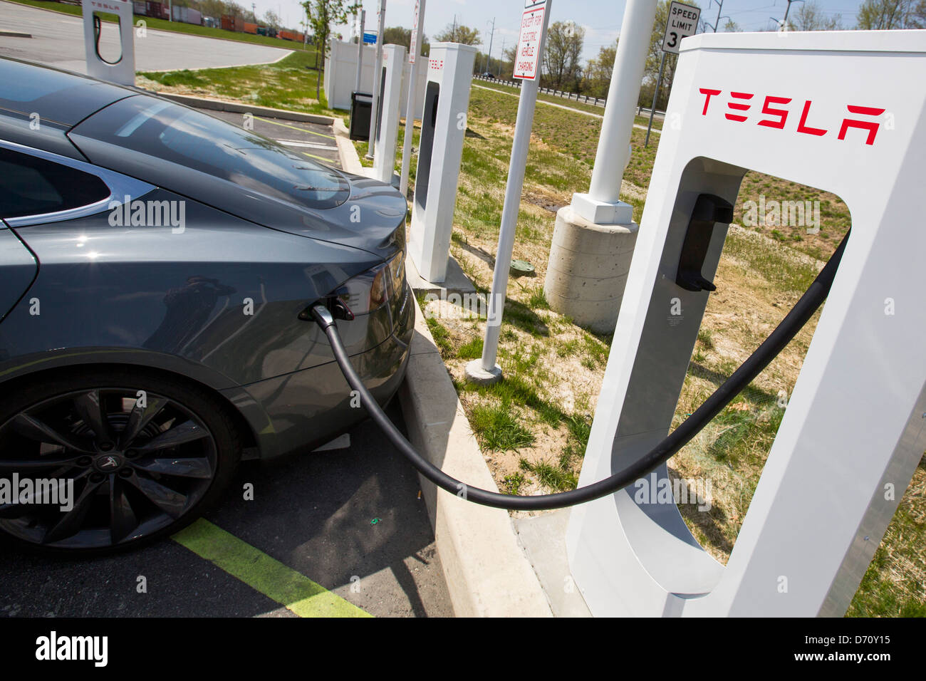 Une voiture électrique Tesla Model S suralimenter le long de la station de l'autoroute 95, dans le Delaware. Banque D'Images