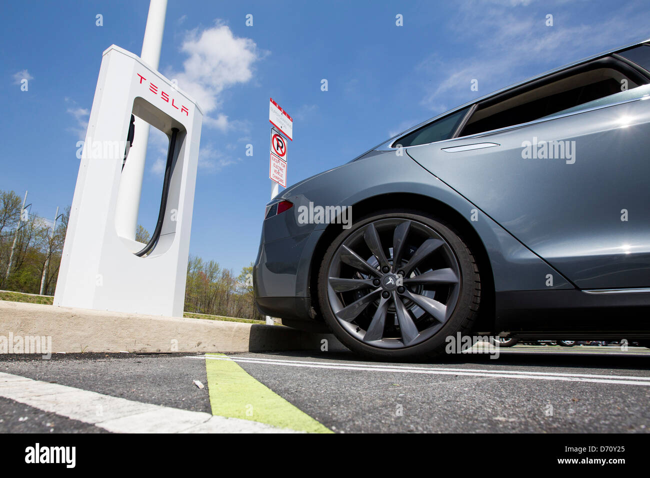 Une voiture électrique Tesla Model S suralimenter le long de la station de l'autoroute 95, dans le Delaware. Banque D'Images