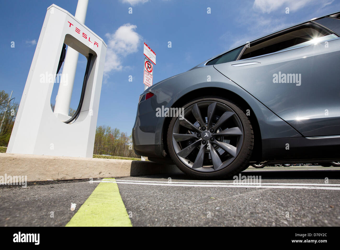 Une voiture électrique Tesla Model S suralimenter le long de la station de l'autoroute 95, dans le Delaware. Banque D'Images