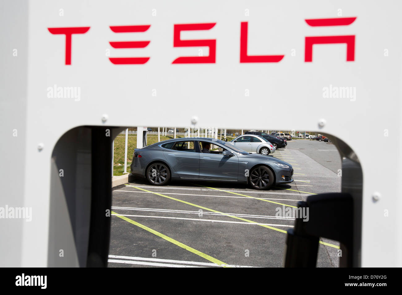 Une voiture électrique Tesla Model S suralimenter le long de la station de l'autoroute 95, dans le Delaware. Banque D'Images