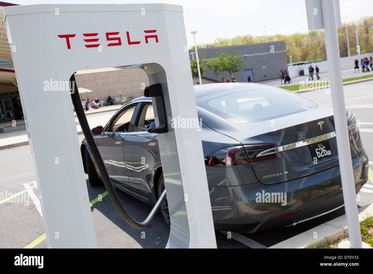 Une voiture électrique Tesla Model S suralimenter le long de la station de l'autoroute 95, dans le Delaware. Banque D'Images
