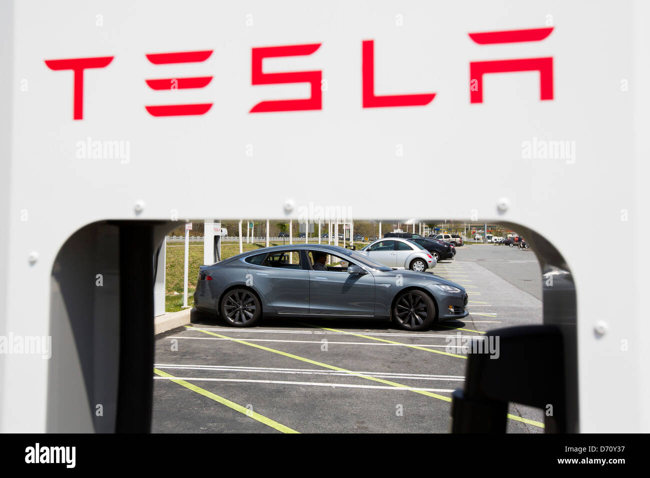 Une voiture électrique Tesla Model S suralimenter le long de la station de l'autoroute 95, dans le Delaware. Banque D'Images