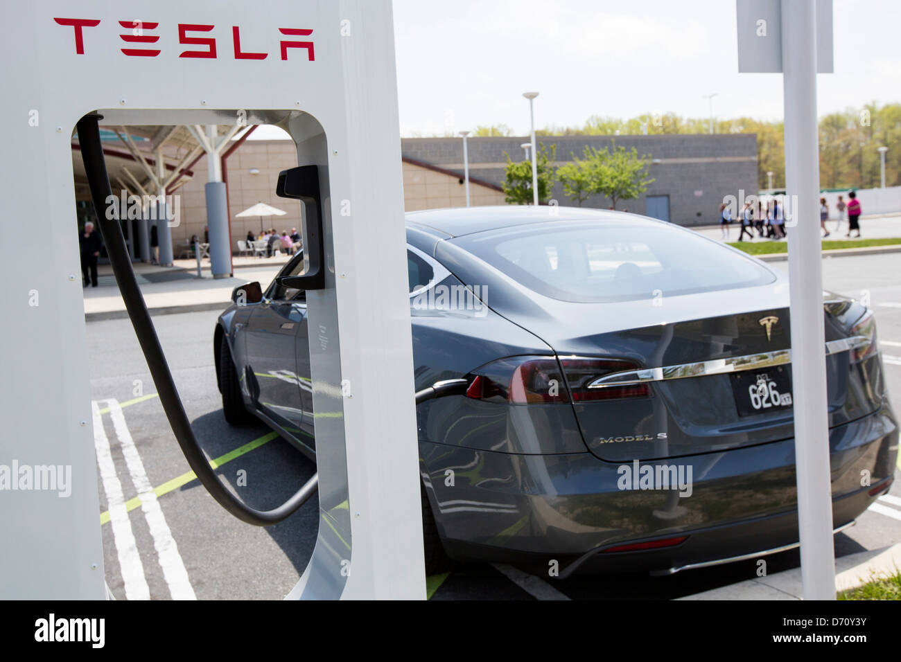 Une voiture électrique Tesla Model S suralimenter le long de la station de l'autoroute 95, dans le Delaware. Banque D'Images
