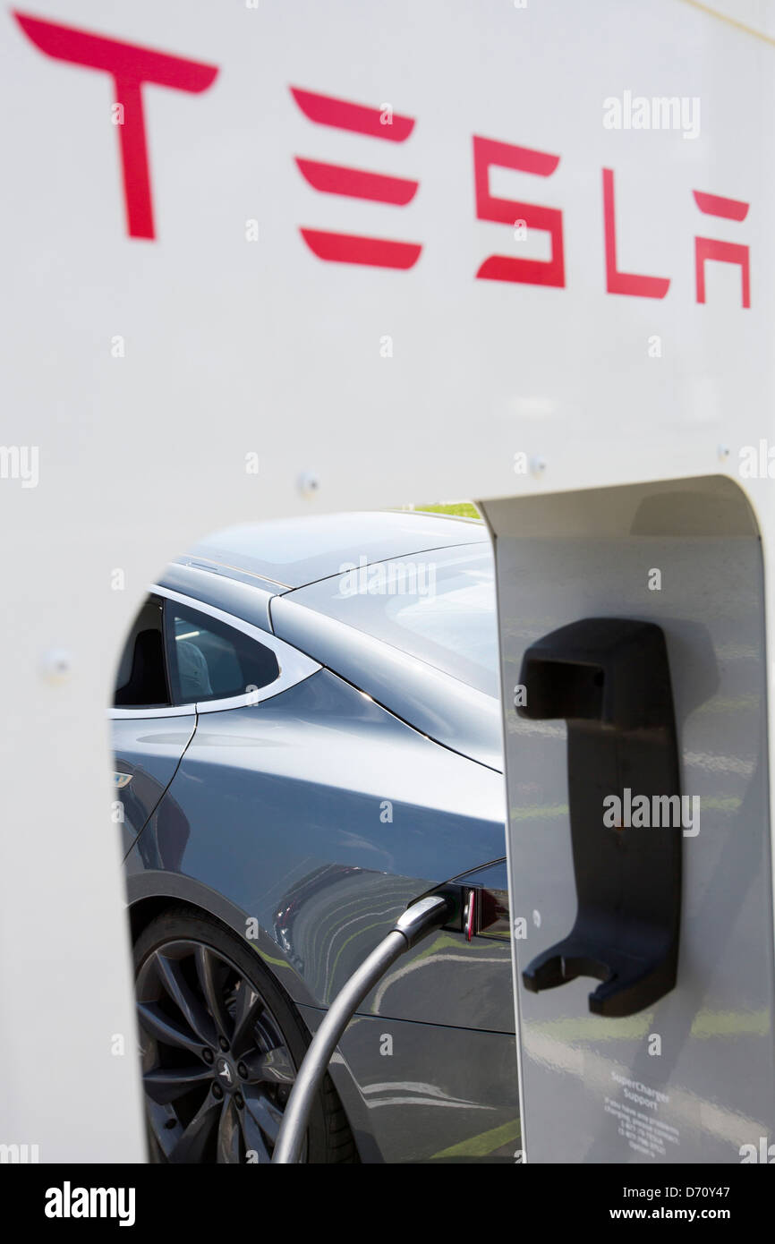 Une voiture électrique Tesla Model S suralimenter le long de la station de l'autoroute 95, dans le Delaware. Banque D'Images