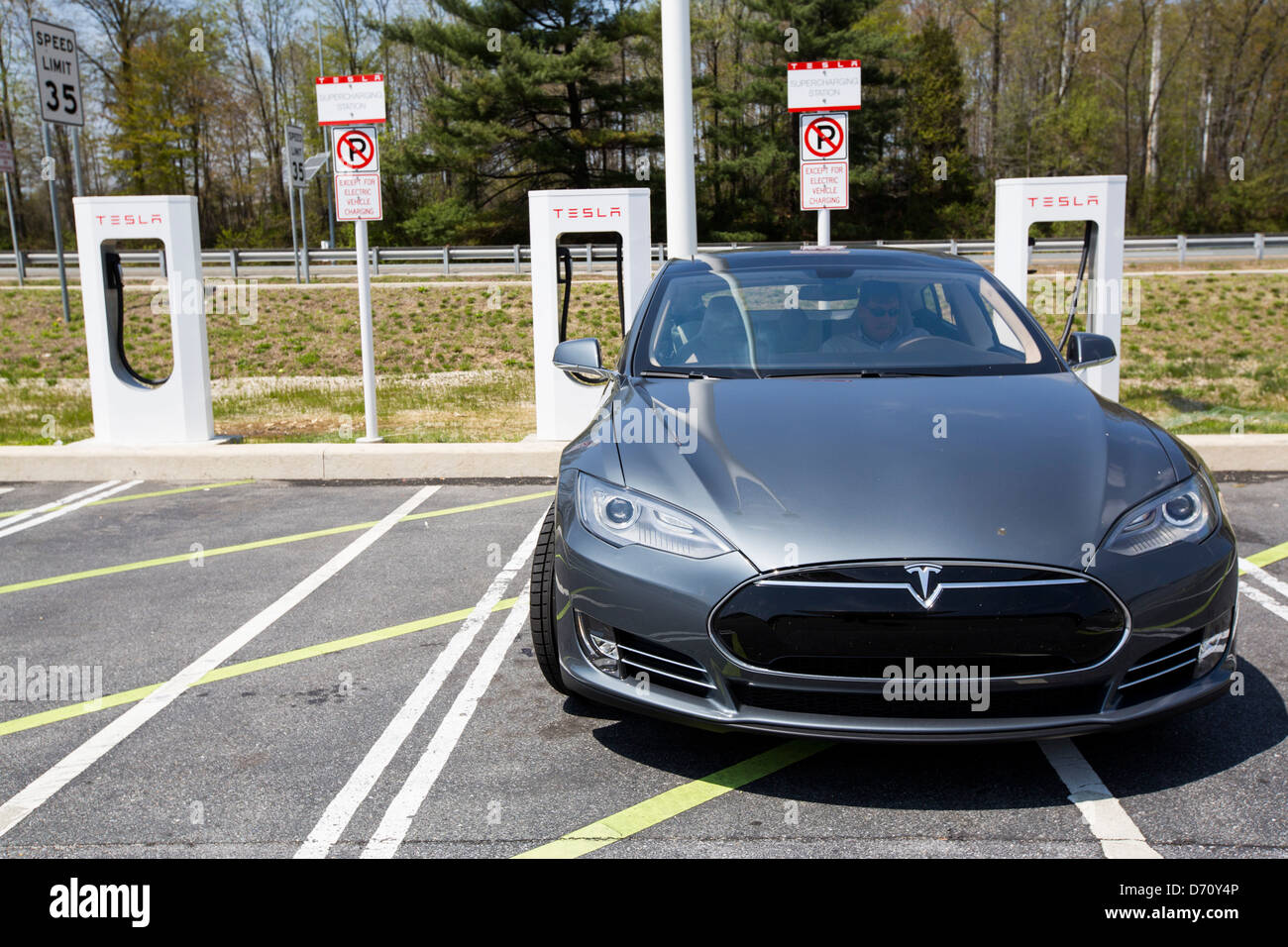 Une voiture électrique Tesla Model S suralimenter le long de la station de l'autoroute 95, dans le Delaware. Banque D'Images