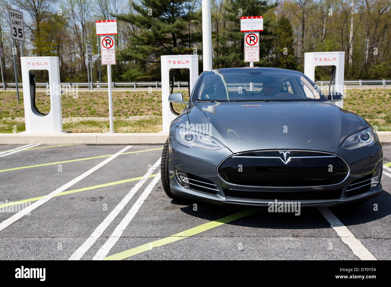 Une voiture électrique Tesla Model S suralimenter le long de la station de l'autoroute 95, dans le Delaware. Banque D'Images