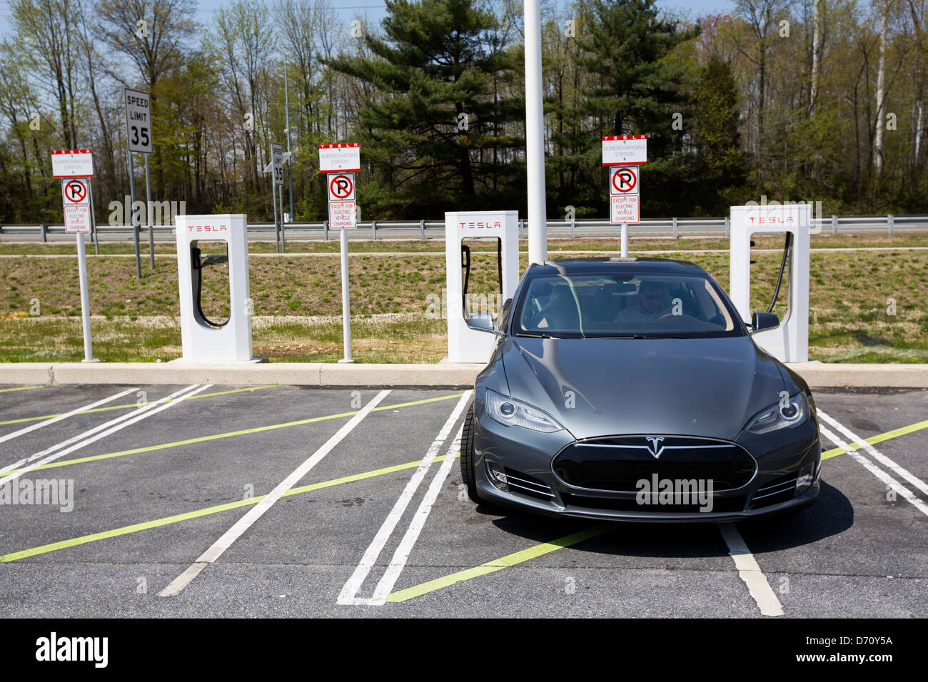 Une voiture électrique Tesla Model S suralimenter le long de la station de l'autoroute 95, dans le Delaware. Banque D'Images