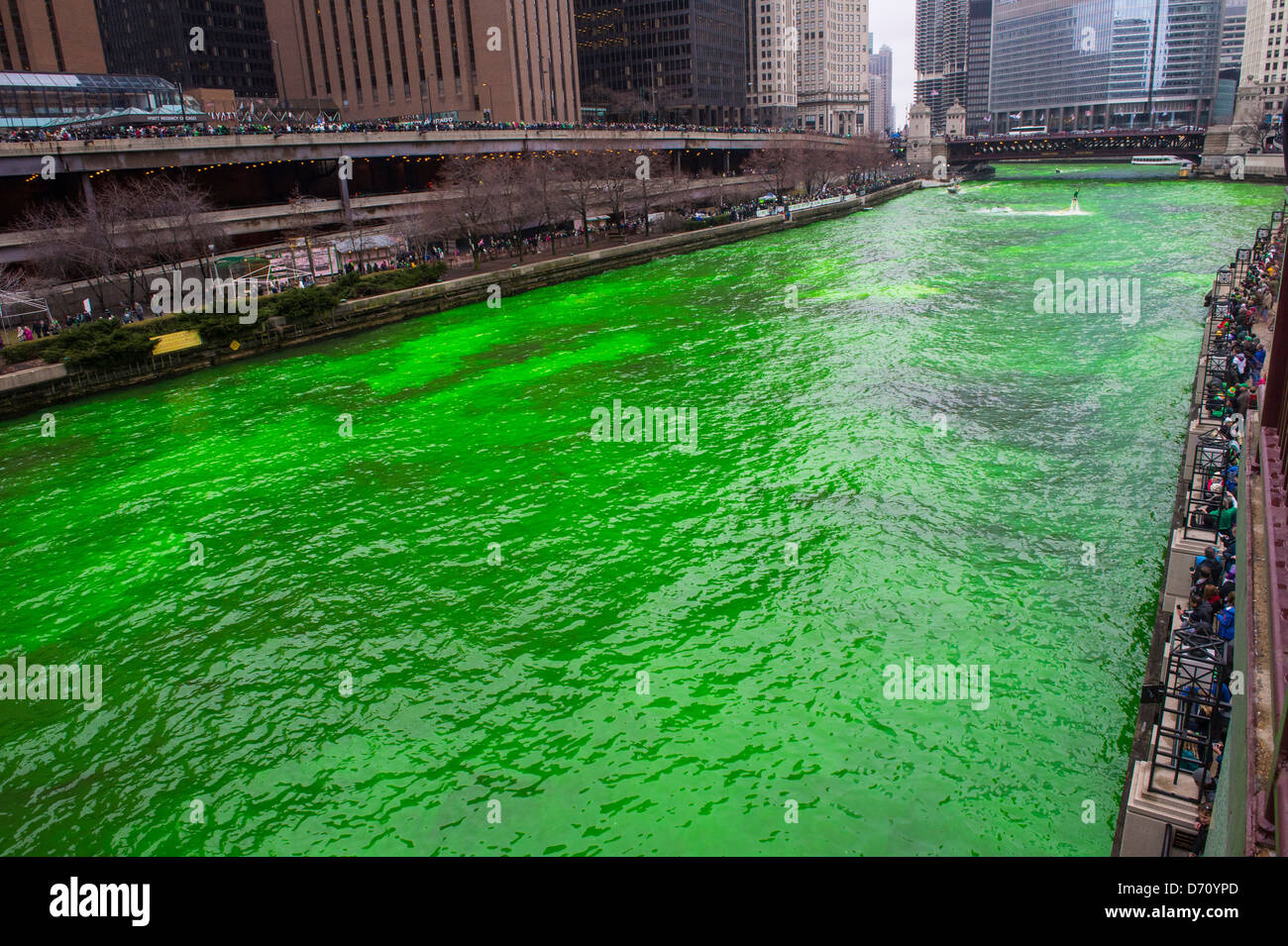 CHICAGO - 16 mars : la rivière Chicago est teinte en vert pour la Saint Patrick à Chicago le 16 mars 2013 Banque D'Images