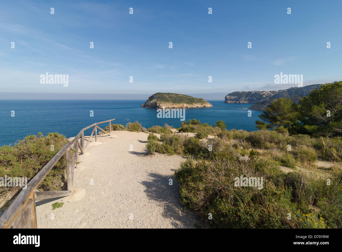 Sentier du littoral le long des falaises pittoresques de Javea, Costa Blanca Banque D'Images