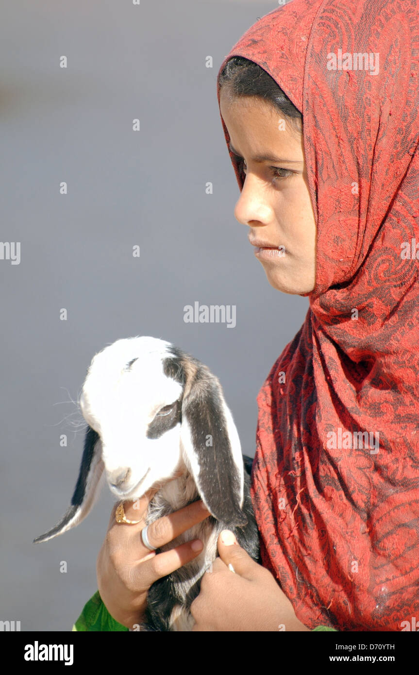 Portrait d'une jeune fille bédouine avec chèvre, Hurghada, Egypte, Afrique du Sud Banque D'Images