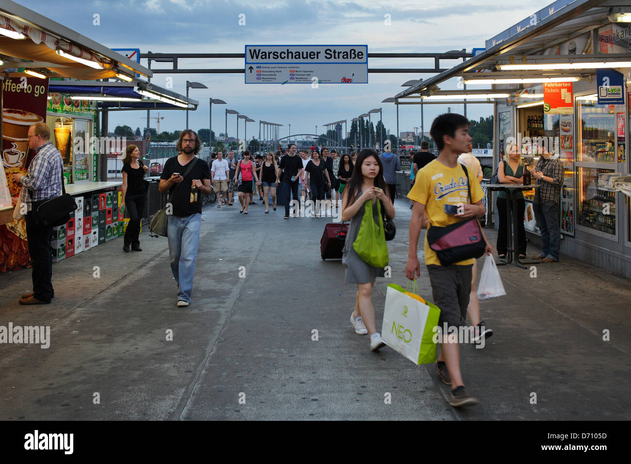 Berlin, Allemagne, les passagers sur la gare routière de Varsovie Banque D'Images