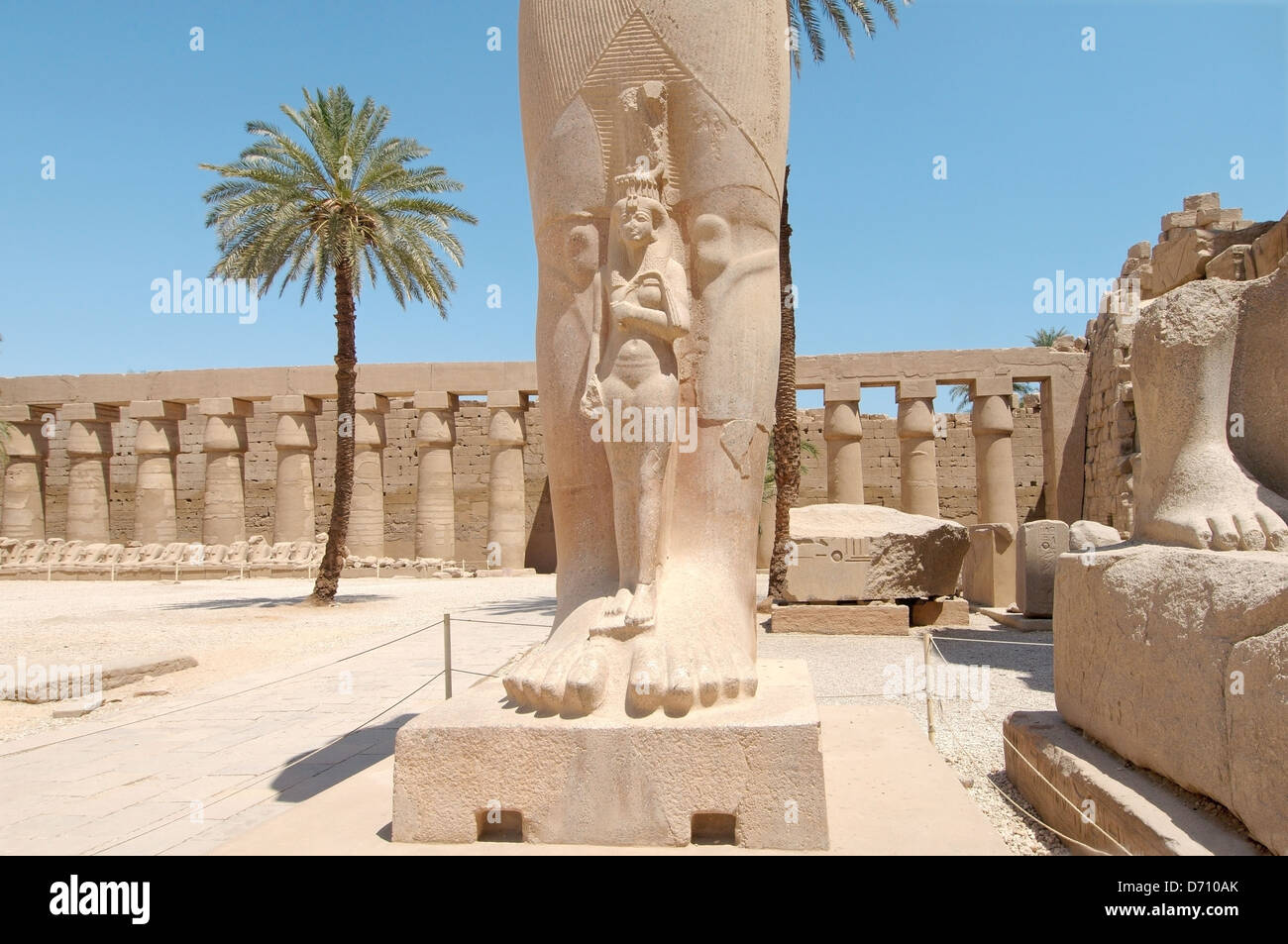 Statue de Ramsès II avec sa fille Meritamen, Temple de Karnak complexe, UNESCO World Heritage site, Thèbes, Louxor, Banque D'Images