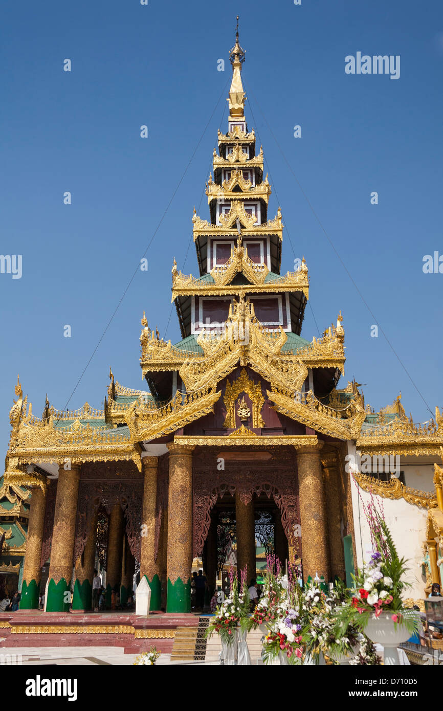Une salle de prière à la pagode Shwedagon, Yangon, Rangoon, Myanmar), (Birmanie) Banque D'Images