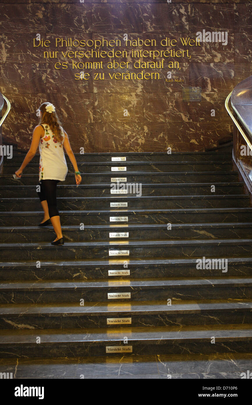 Berlin Allemagne L Escalier Principal A L Universite Humboldt De Berlin Avec La Citation De Karl Marx Photo Stock Alamy