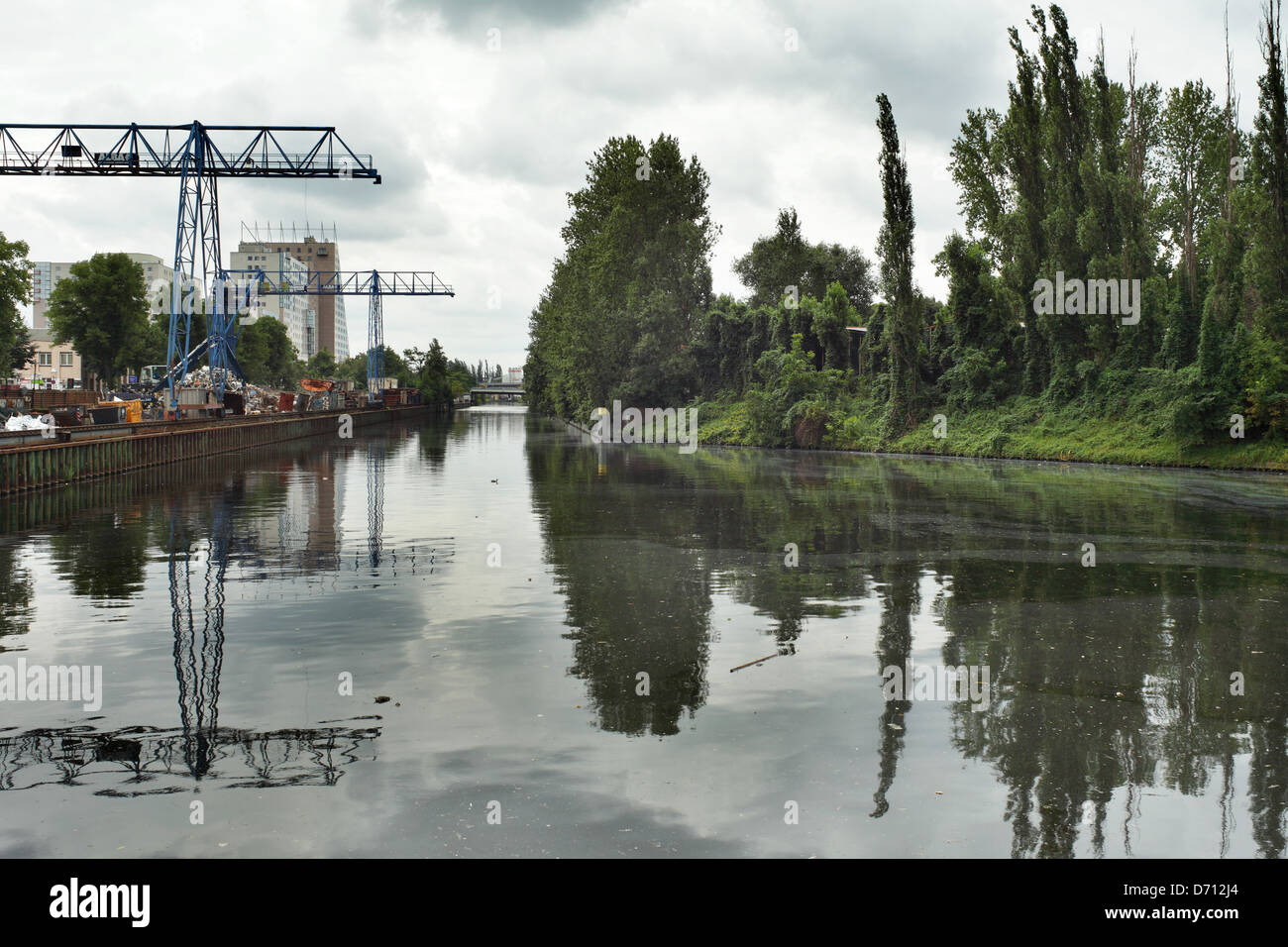 Berlin, Allemagne, un Portalkraene Schrotthaendlers sur un canal navigable Banque D'Images