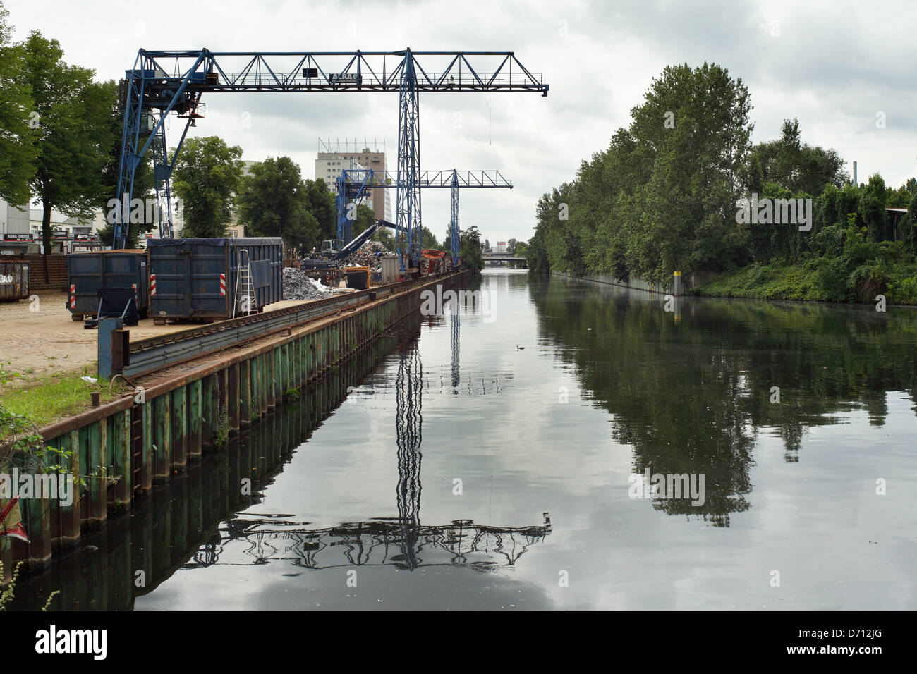 Berlin, Allemagne, un Portalkraene Schrotthaendlers sur un canal navigable Banque D'Images