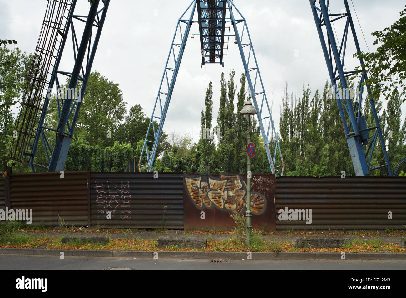 Berlin, Allemagne, un Schrotthaendlers portique derrière une clôture métallique Banque D'Images
