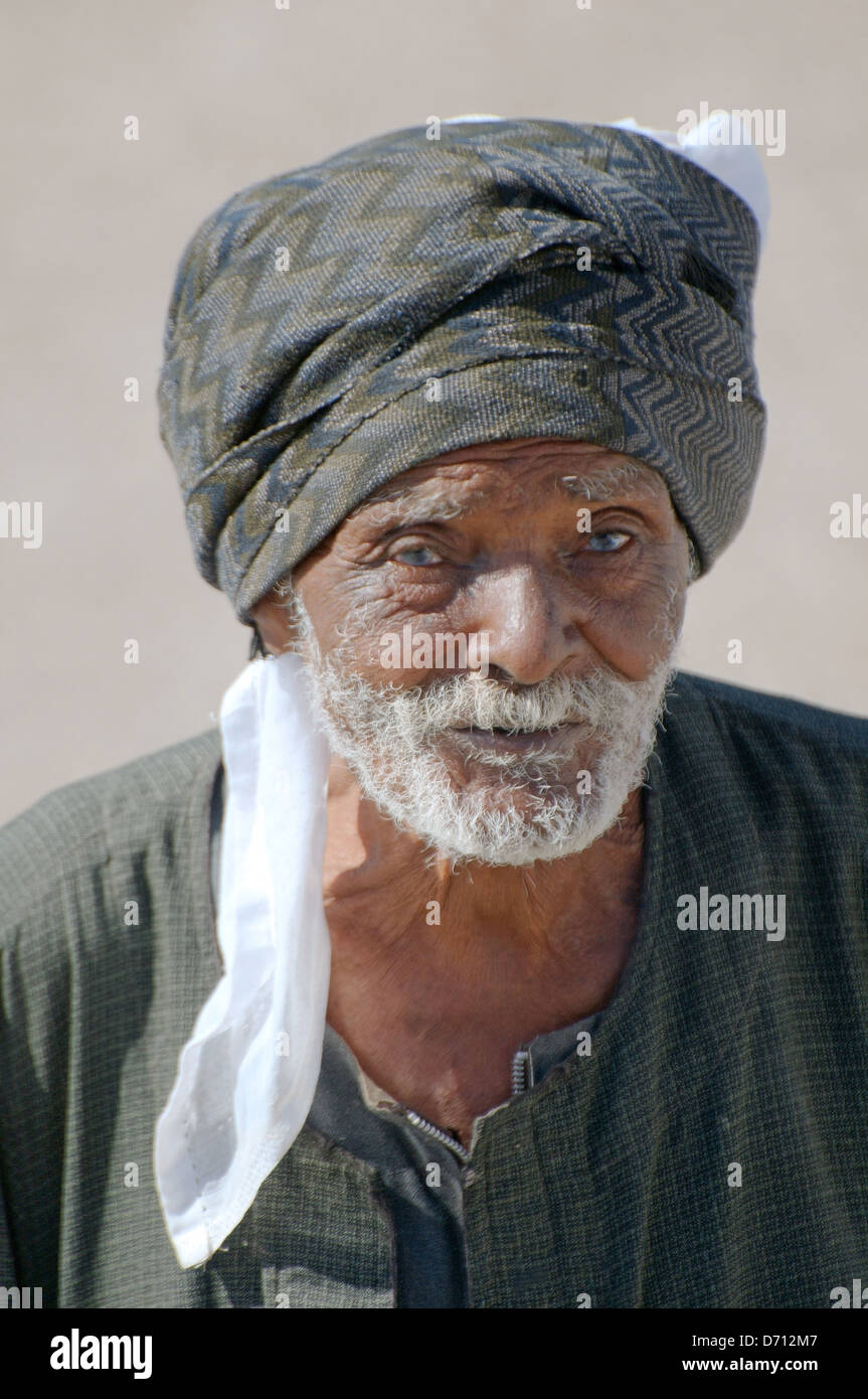 Portrait d'un Bédouin âgé, Luxor, Egypte, Afrique du Sud Banque D'Images