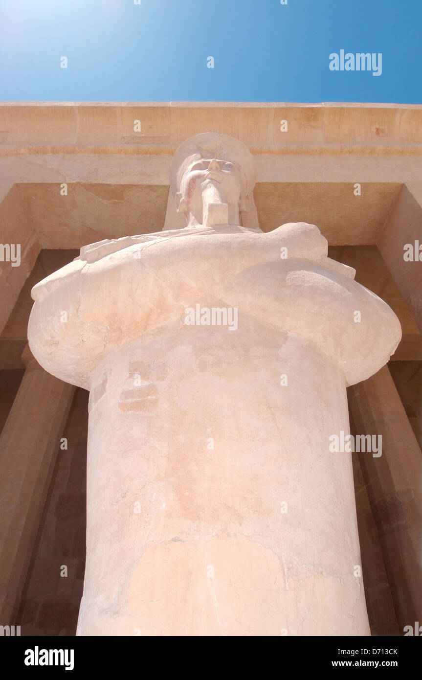 Statue de la reine Hatshepsout, le temple funéraire de la reine Hatshepsout, le temple de Louxor complexe, UNESCO World Heritage site, Thèbes, Luxor Banque D'Images