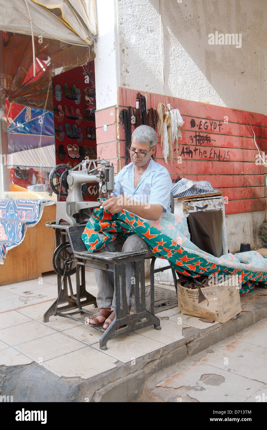 Mister sew rideau, Vieux Marché, Charm el-Cheikh, péninsule du Sinaï, Égypte Banque D'Images