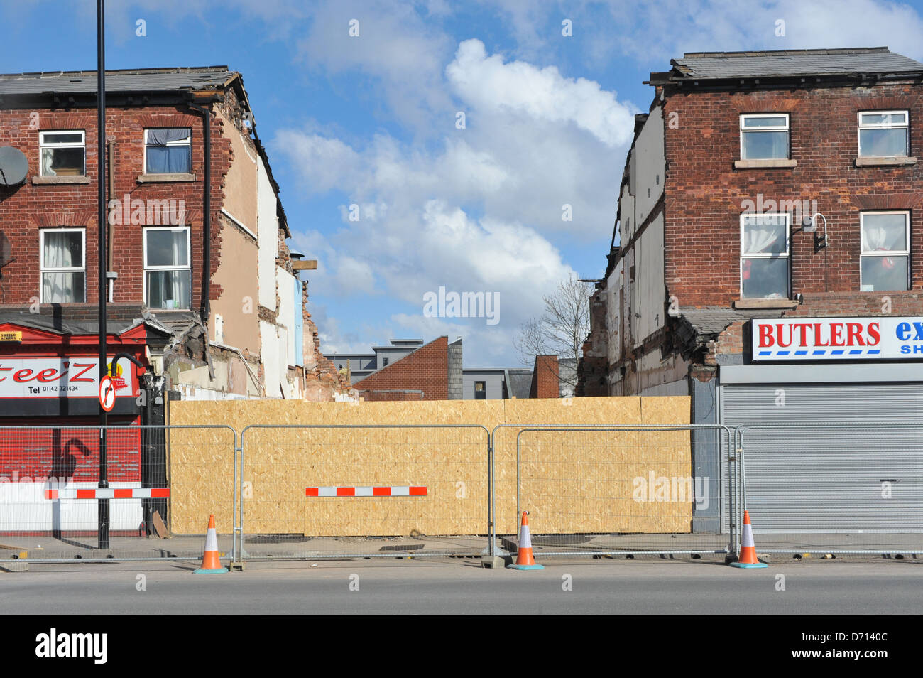 Sheffield, Royaume-Uni. Un immeuble de trois étages s'est effondrée après une colonne de support de charge a été endommagé par un fossoyeur. Banque D'Images