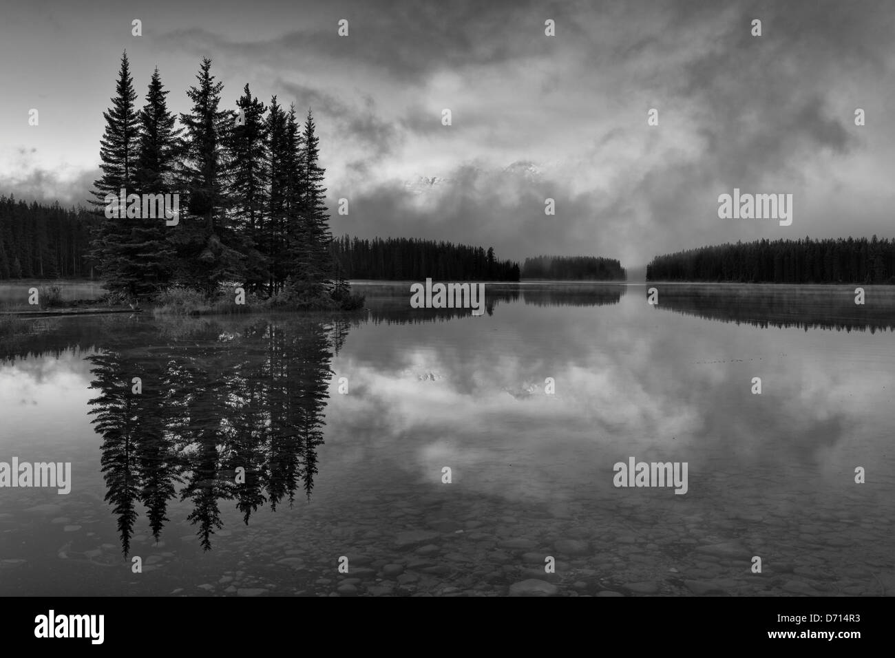 Le Canada, l'Alberta, deux Jack Lake dans le parc national de Banff Banque D'Images