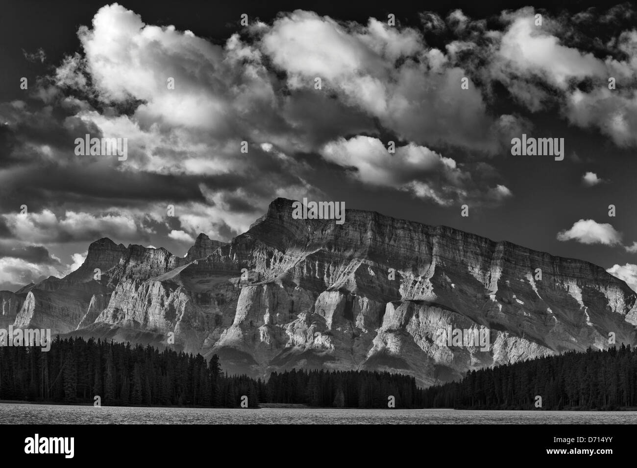 Le Canada, l'Alberta, le mont Rundle et deux Jack Lake dans le parc national de Banff Banque D'Images