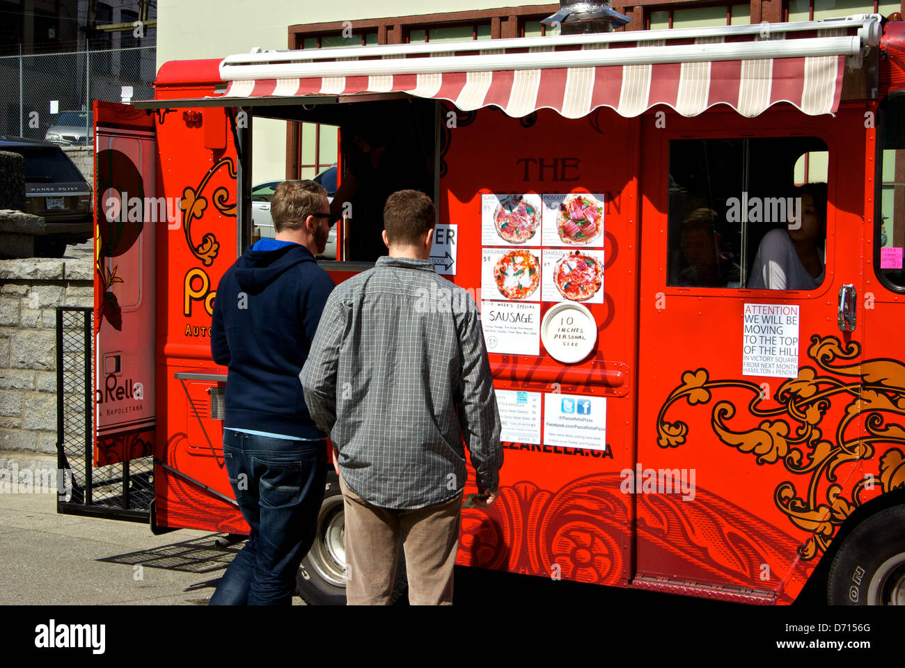 Les clients PazzaRella pizza four à bois camion alimentaire au détail de  Victory Square Hastings Street Vancouver Photo Stock - Alamy