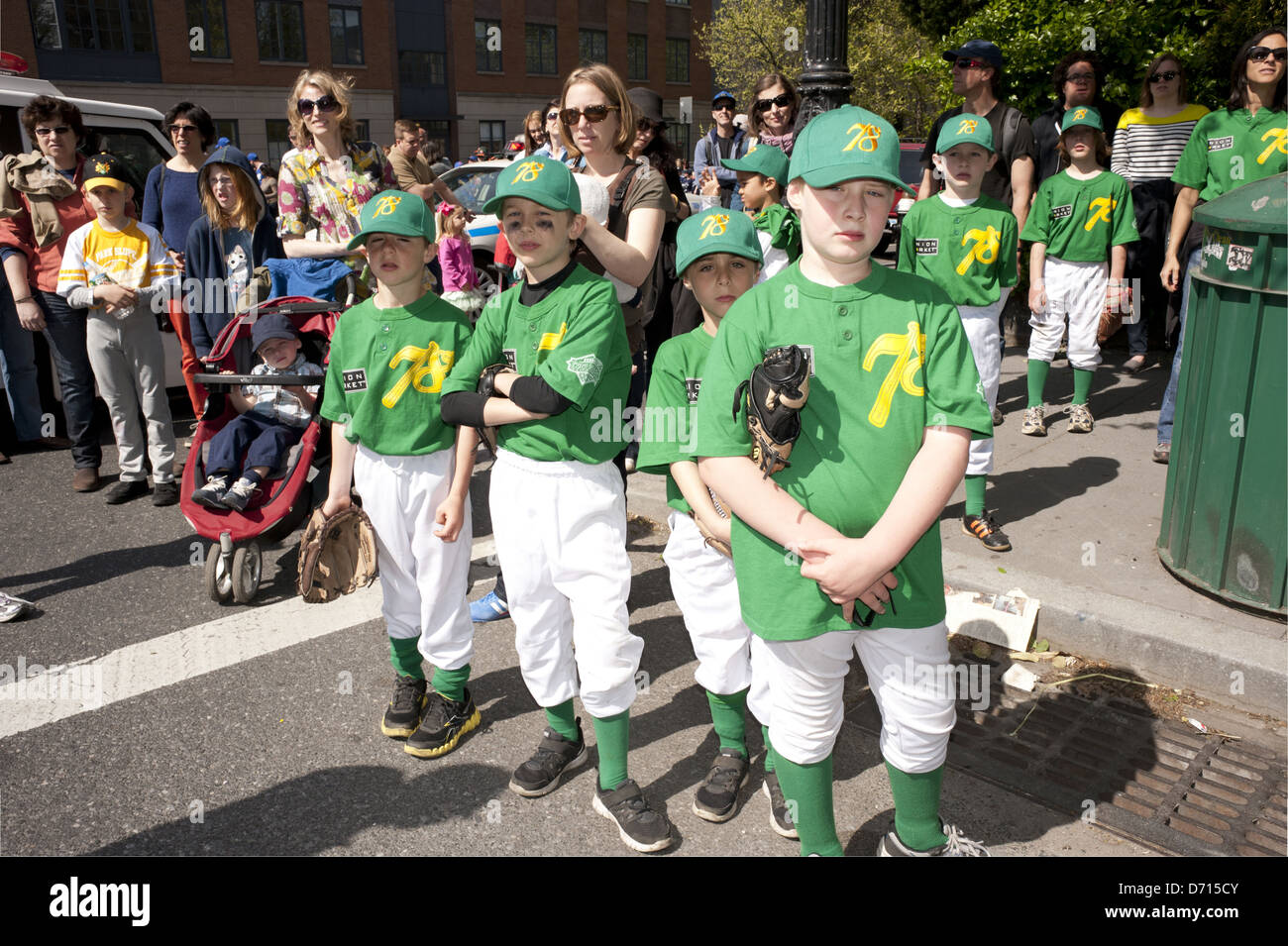 Les membres de l'équipe attendent le début de la Petite Ligue 2012 Défilé d'ouverture dans la section de Park Slope, Brooklyn. Banque D'Images