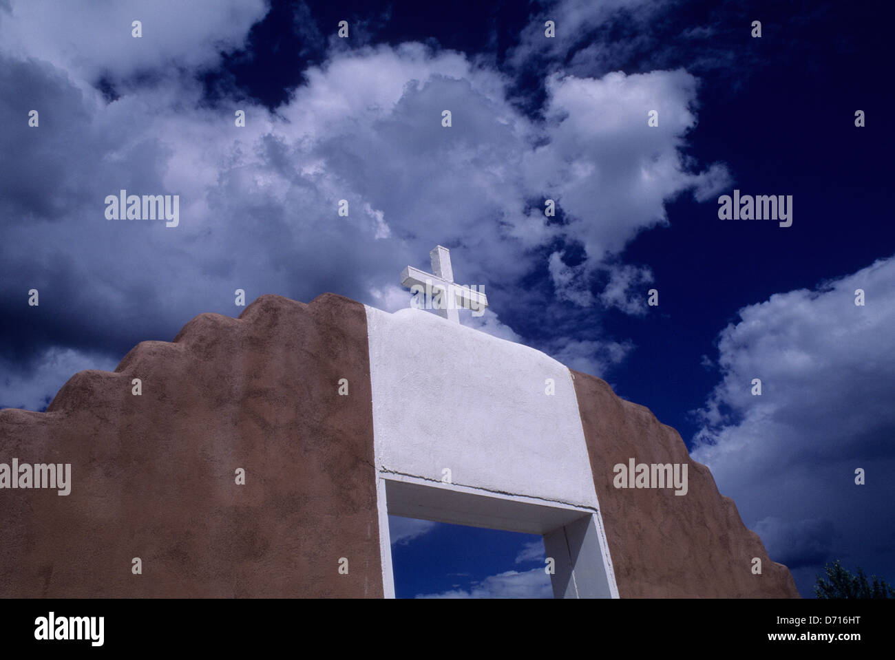 Usa, New Mexico, Taos Pueblo, église, porte d'entrée, les nuages Banque D'Images