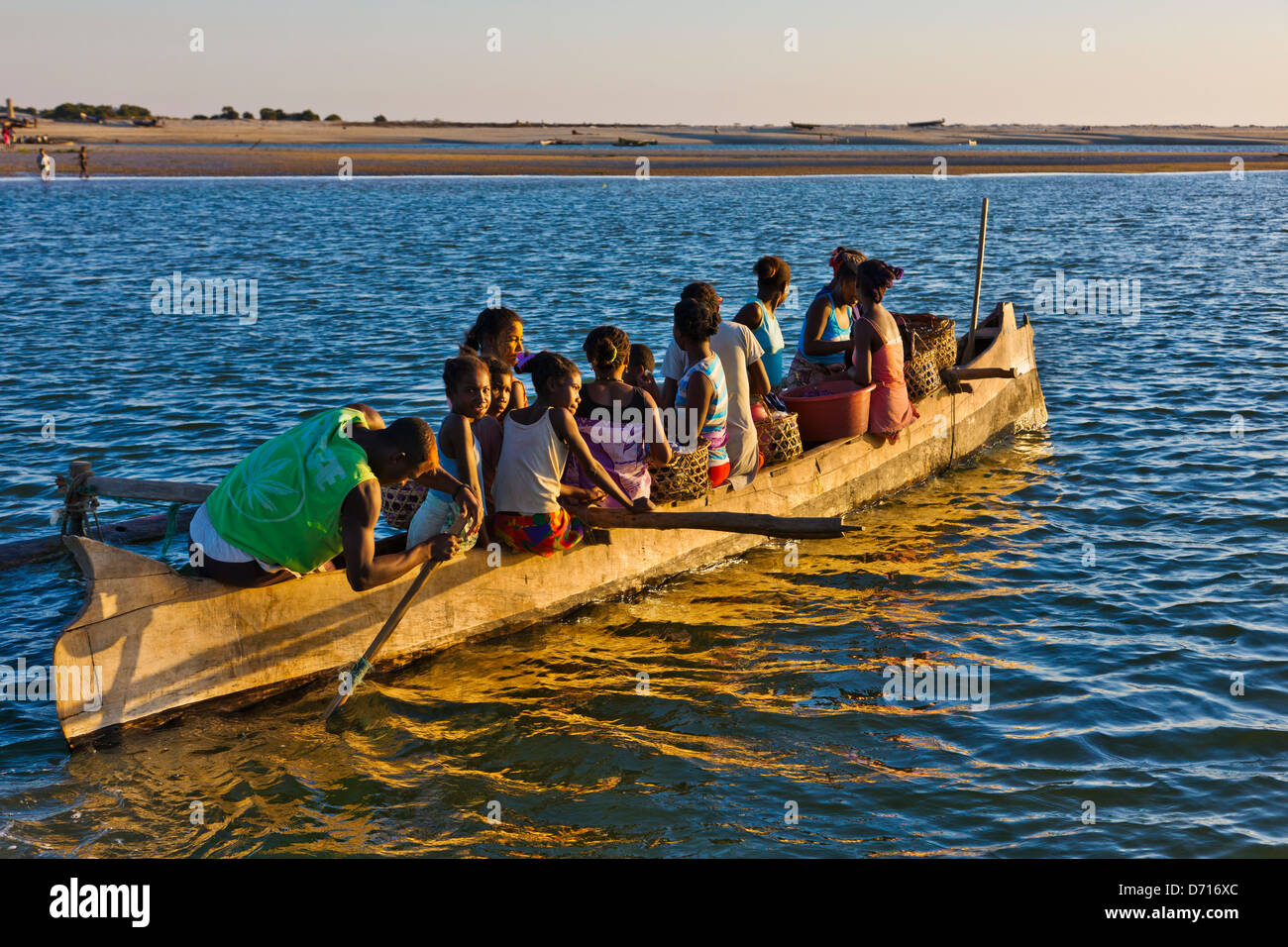 Canoë sur la plage, Morondava, Madagascar Banque D'Images