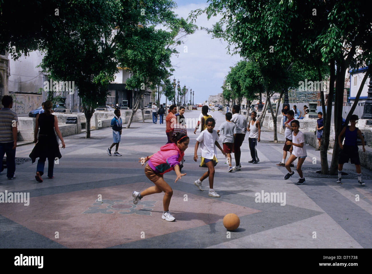 Cuba, La Havane, scène de rue, Paseo de Marti, les écoliers jouent au soccer Banque D'Images