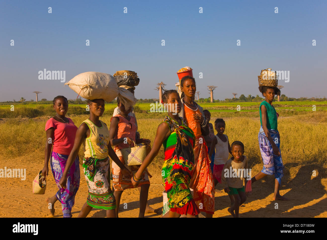 Les villageois à pied sur route, Morondava, Madagascar Banque D'Images