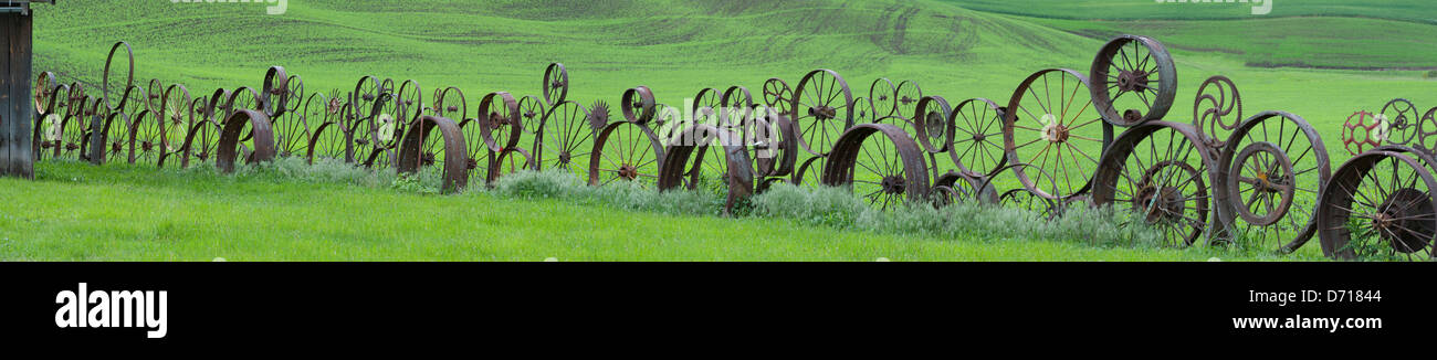 Image Panorama (taille 60 pouces x 11 pouces) vieille roue de chariot Dahmen Clôture Barn près de Mount Pleasant dans l'Est du Washington Palouse Banque D'Images