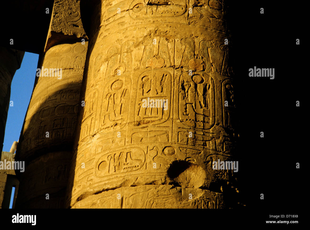 Egypte, Louxor, Temple de Karnak, d'anciens hiéroglyphes égyptiens sur des colonnes de Temple Banque D'Images