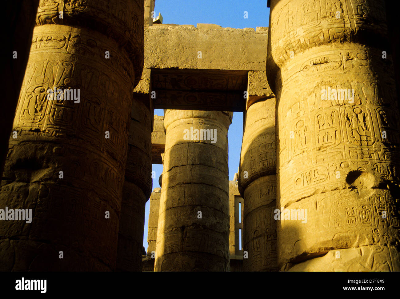 Egypte, Louxor, Temple de Karnak, d'anciens hiéroglyphes égyptiens sur des colonnes de Temple Banque D'Images