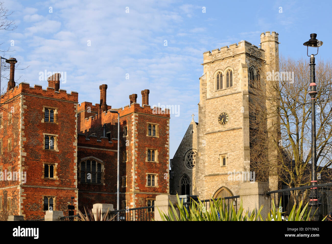 Le portier Tudor du palais de Lambeth, Londres, et la tour de l'église Sainte Marie, sur la rive sud de la Tamise Banque D'Images