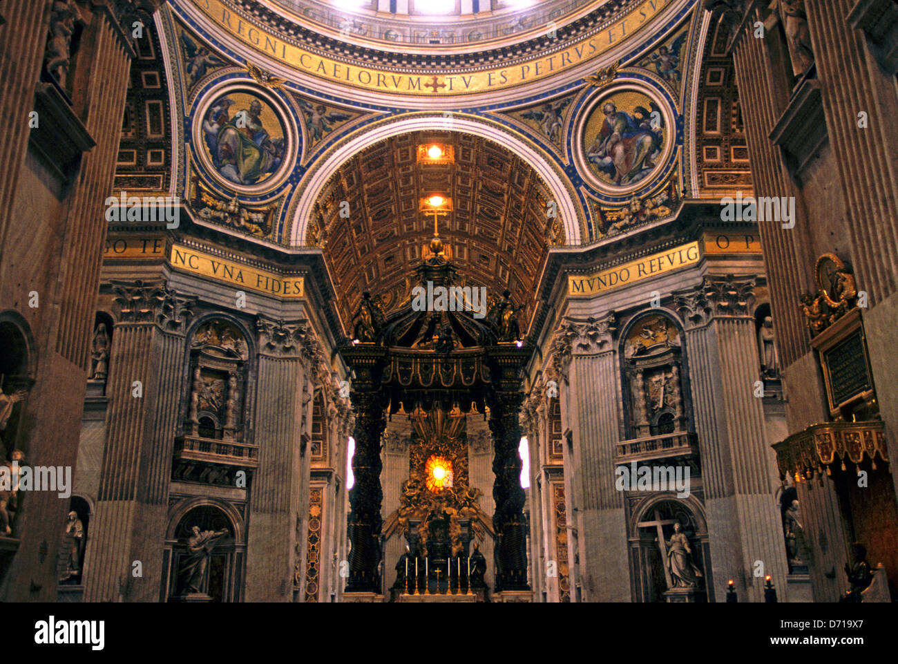 L'Italie, Rome, Vatican, la Place Saint Pierre, la Basilique St Pierre, de l'intérieur Banque D'Images