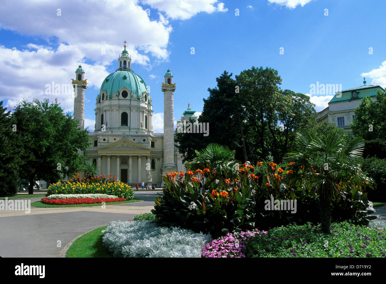 L'Autriche, Vienne, Karlskirche, fleurs en premier plan Banque D'Images