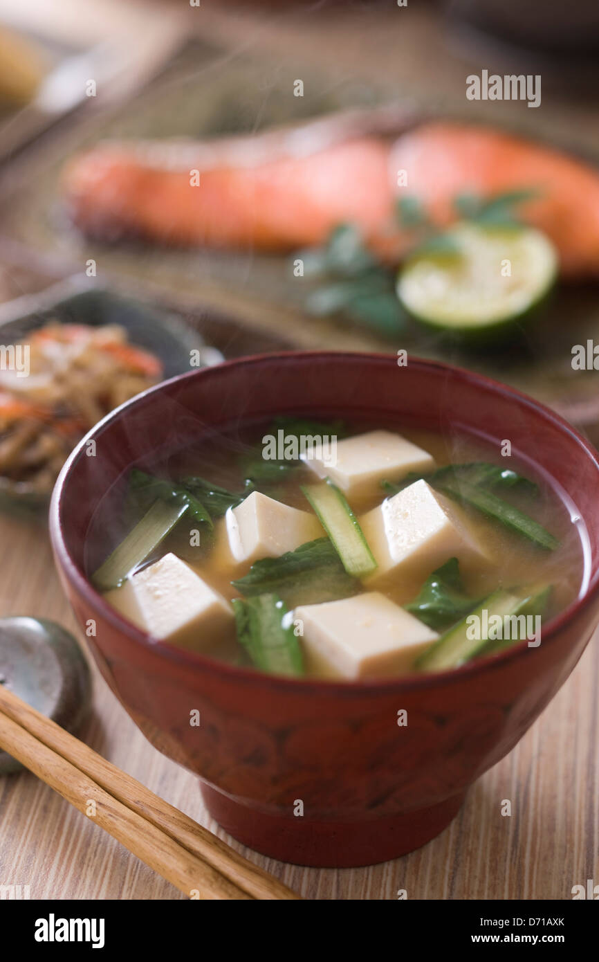 Soupe miso au tofu et Komatsuna Banque D'Images